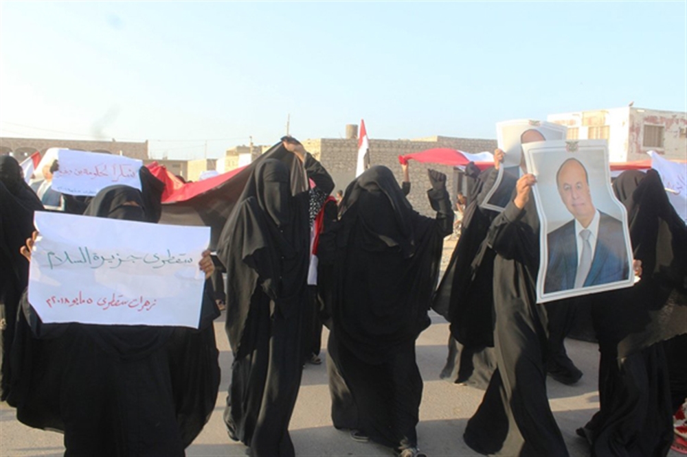 شاهد.. عشرات النساء في سقطرى يطالبن ببقاء الحكومة ورحيل الإمارات