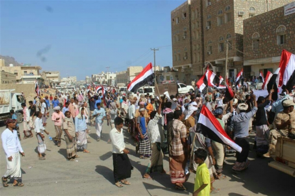 سقطرى: مظاهرة حاشدة  للمطالبة بمغادرة القوات الإماراتية وتأكيداً لدعم الشرعية (فيديو)