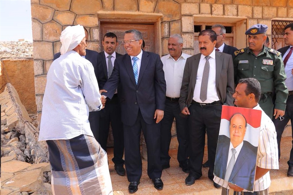 "بن دغر" يشارك في رقصة شعبية بسقطرى (شاهد فيديو)