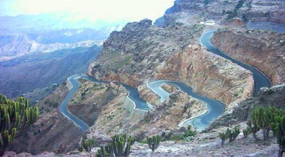 حملة شعبية لصيانة الطريق الوحيد الرابط بين تعز وعدن