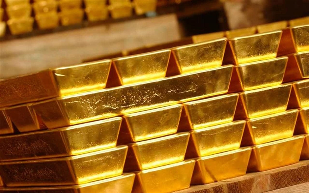 انخفاض الدولار والتوترات التجارية ترفعان أسعار الذهب