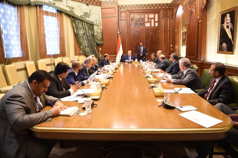 الرئيس هادي يترأس اجتماعاً لهيئة مستشاريه بحضور نائبه ورئيس الوزراء