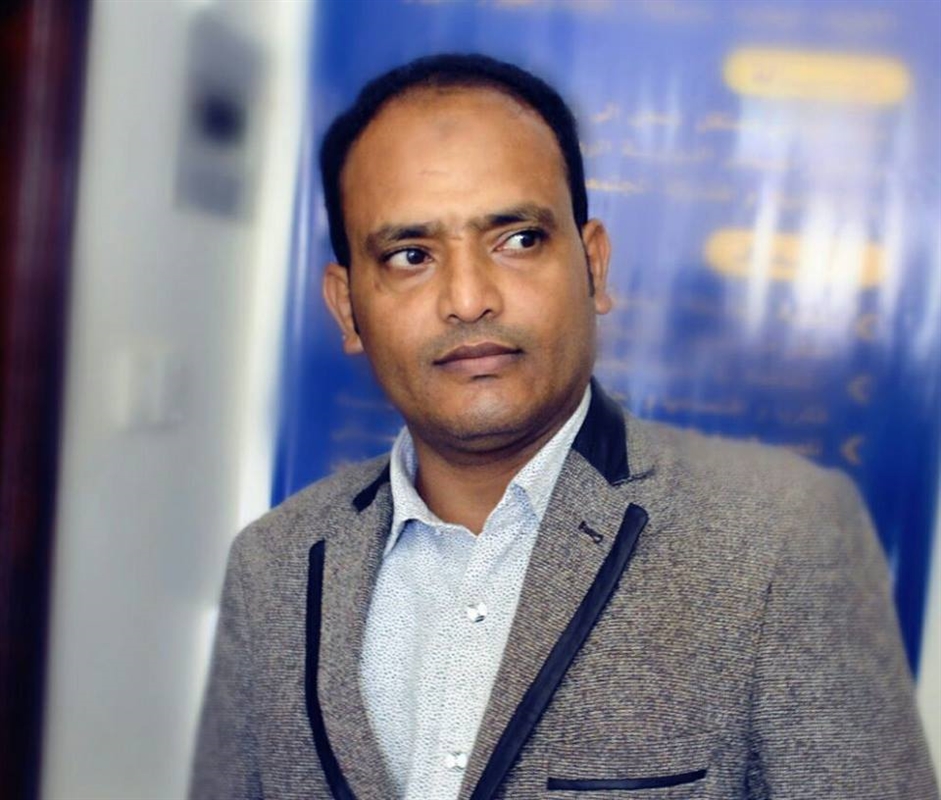 شاعر وكاتب يتعرض لاطلاق نار وتهديد بالتصفية وفرض حصار مسلح على منزله بتعز