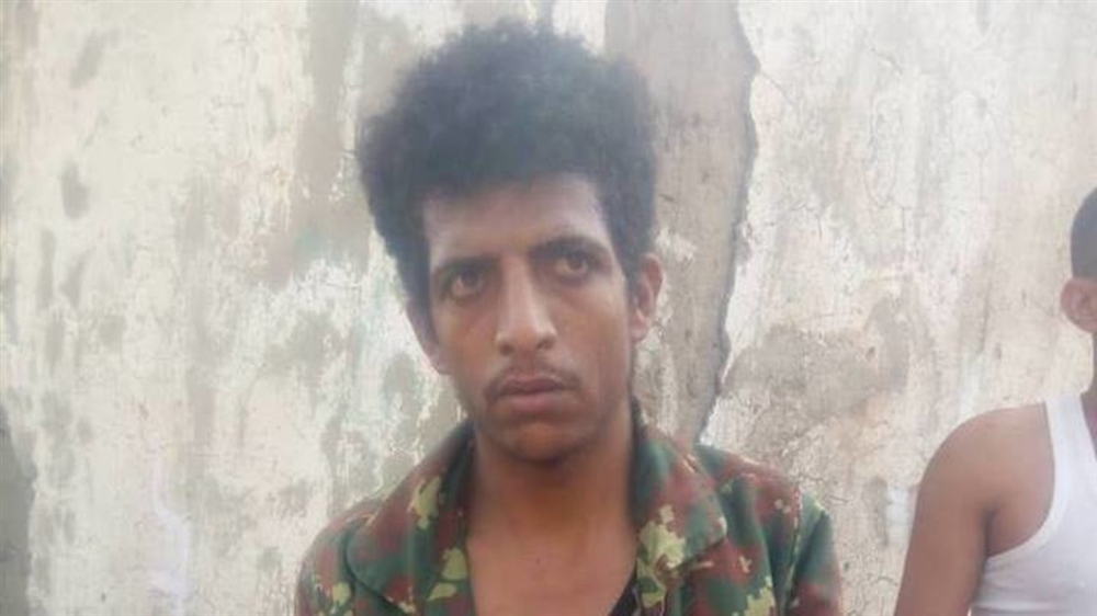 شاهد.. قوات الجيش تأسر قناص حوثي غربي تعز