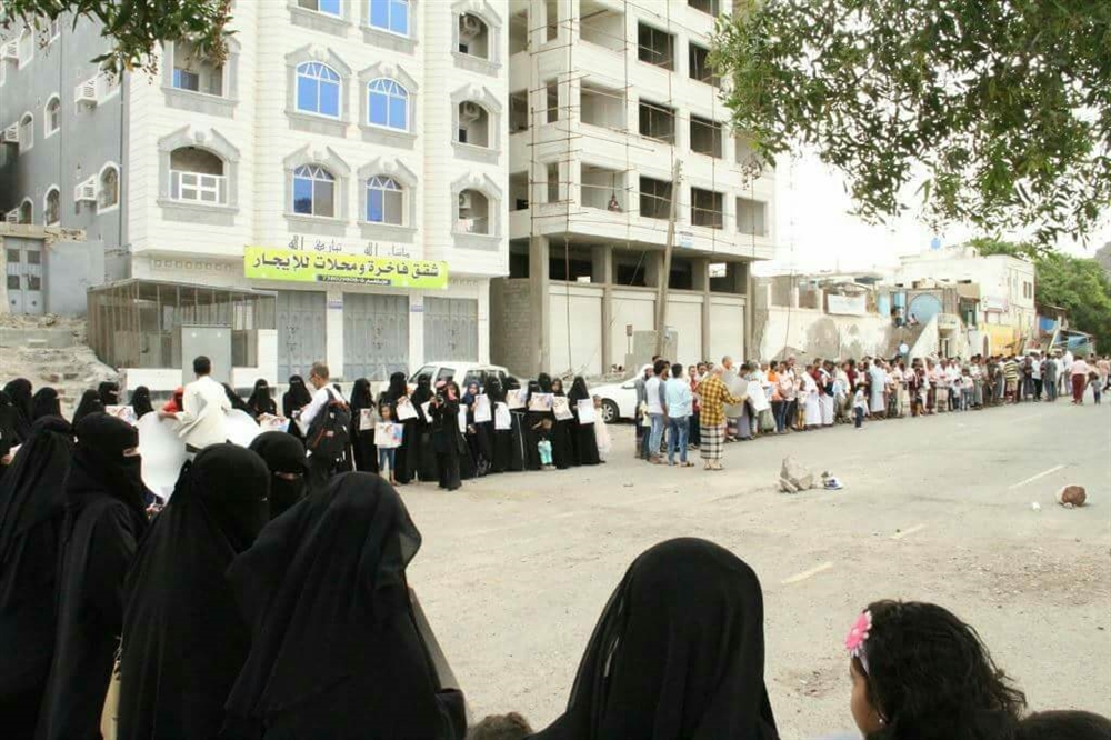 عدن: أهالي المختطفين يطالبون الرئيس "هادي" بسرعة الإفراج عن ذويهم