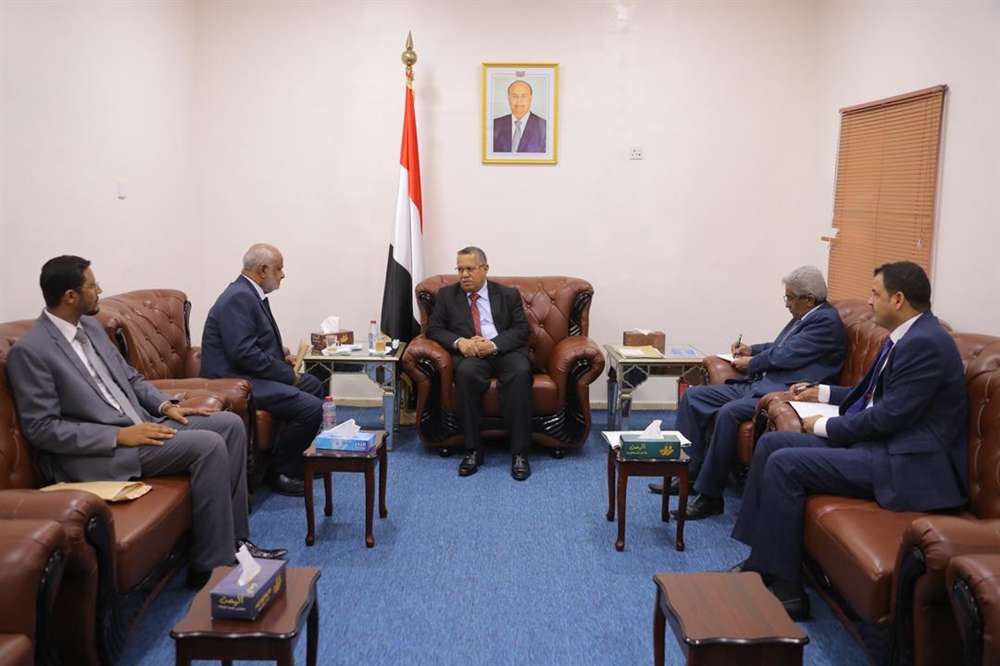الحكومة توجه بسرعة صرف مرتبات الموظفين في مديريات الحديدة المحررة