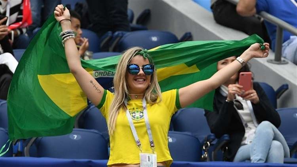 شاهد.. مشجع يفشل في تقبيل مذيعة برازيلية!