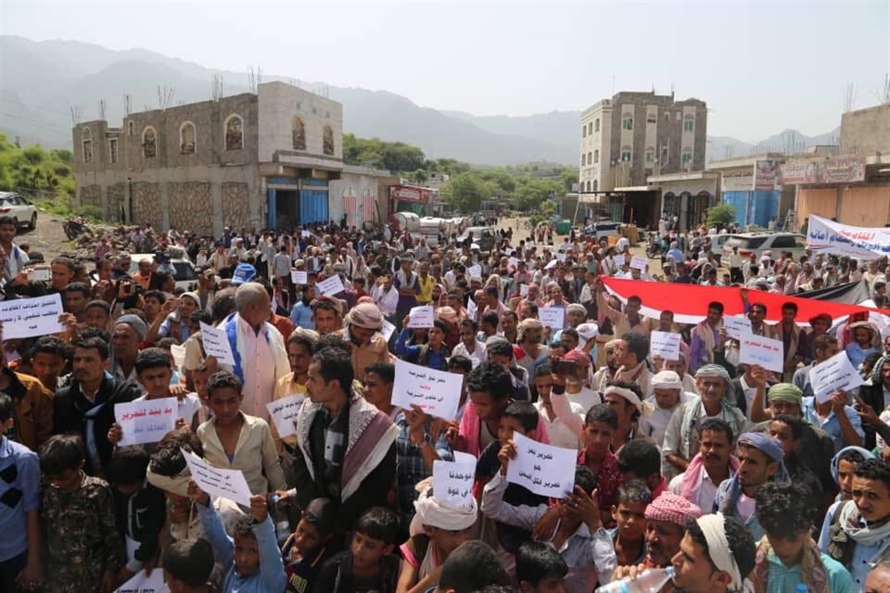 المئات في "تعز" يطالبون باستكمال تحرير المحافظة
