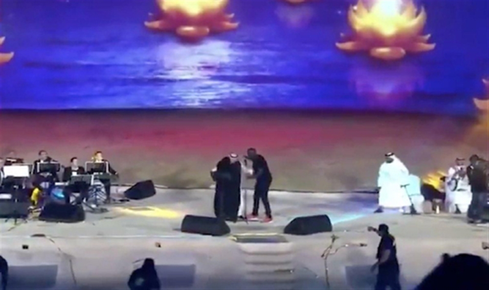 شاهد.. توقيف سعودية احتضنت "ماجد المهندس" على المسرح
