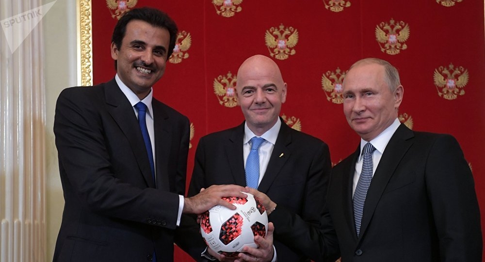 الرئيس الروسي يسلم أمير قطر الراية الرمزية لتنظيم مونديال 2022
