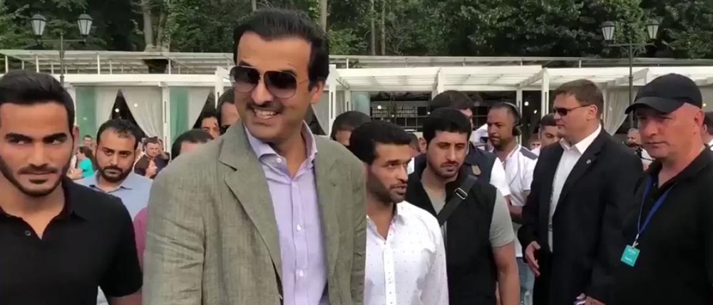 شاهد: تصرف لطيف من أمير قطر بنهائي المونديال