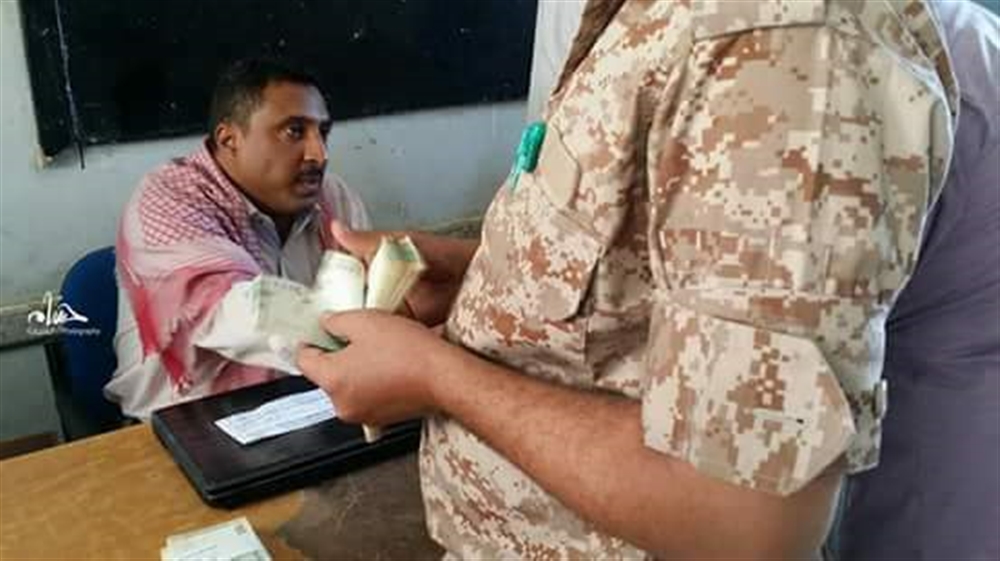 محور تعز يعلن بدء صرف مرتبات منتسبي الجيش من يوم غد الأحد