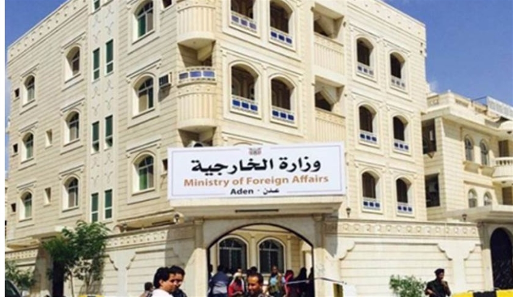 الخارجية تنفي تسليم رئيس بعثة الصليب الأحمر أوراق اعتماده للحوثيين في صنعاء