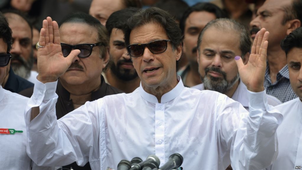 عمران خان يعلن "فوزه" في الانتخابات الباكستانية