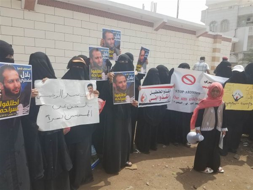 أهالي معتقلي القبيطة في عدن يطالبون الرئيس والحكومة بسرعة التدخل للإفراج عنهم