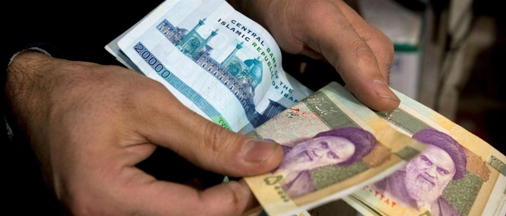 انهيار الريال الإيراني يطيح بـ"مسؤول العملات الأجنبية"