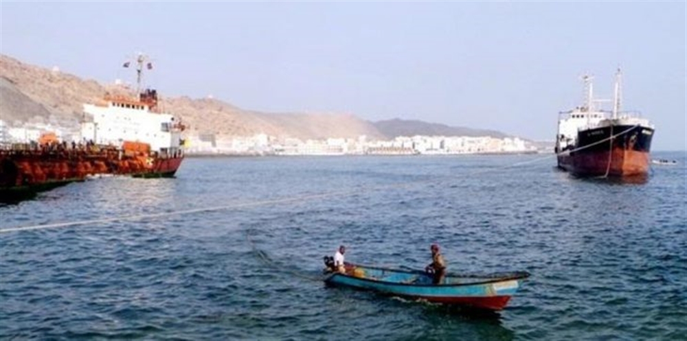 سفينة يمنية تهدد بكارثة بيئية في البحر الأحمر قد يصل مداها لقناة السويس