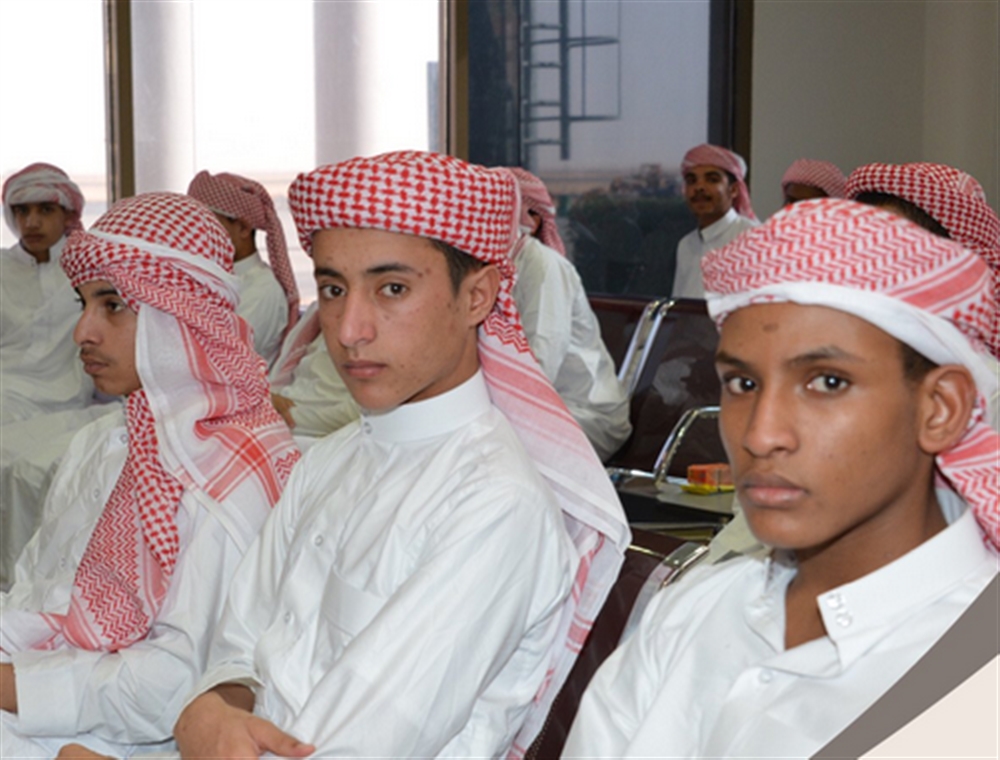 التحالف يُسلم الحكومة اليمنية 7 أطفال جندهم الحوثيون