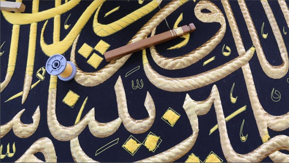 الكعبة المشرفة تكتسي بحلتها الجديدة ..و ضيوف الرحمن يستقرون على صعيد عرفات