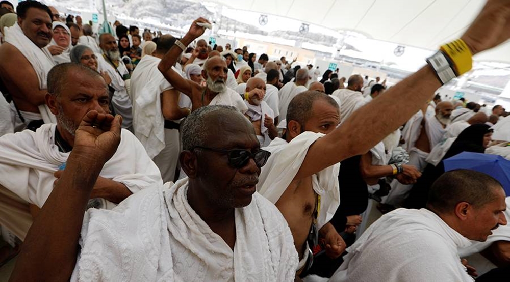 الحجاج يواصلون رمي الجمرات في مشعر منى