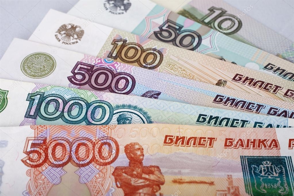 العقوبات تهوي بالروبل الروسي إلى أدنى مستوى في عامين