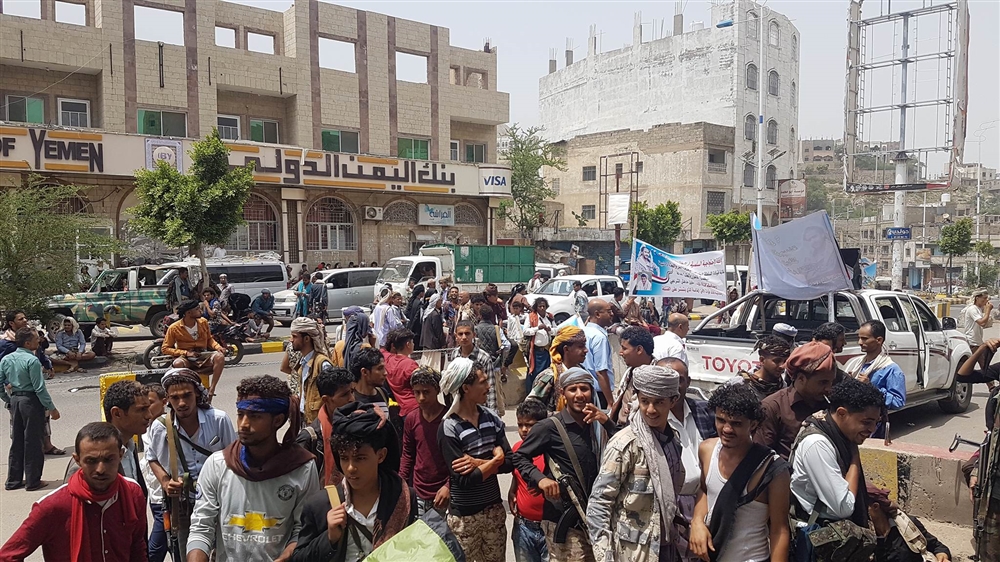 العشرات في تعز يحتجون للمطالبة بتسليم قتلة الجندي "الشرعبي"