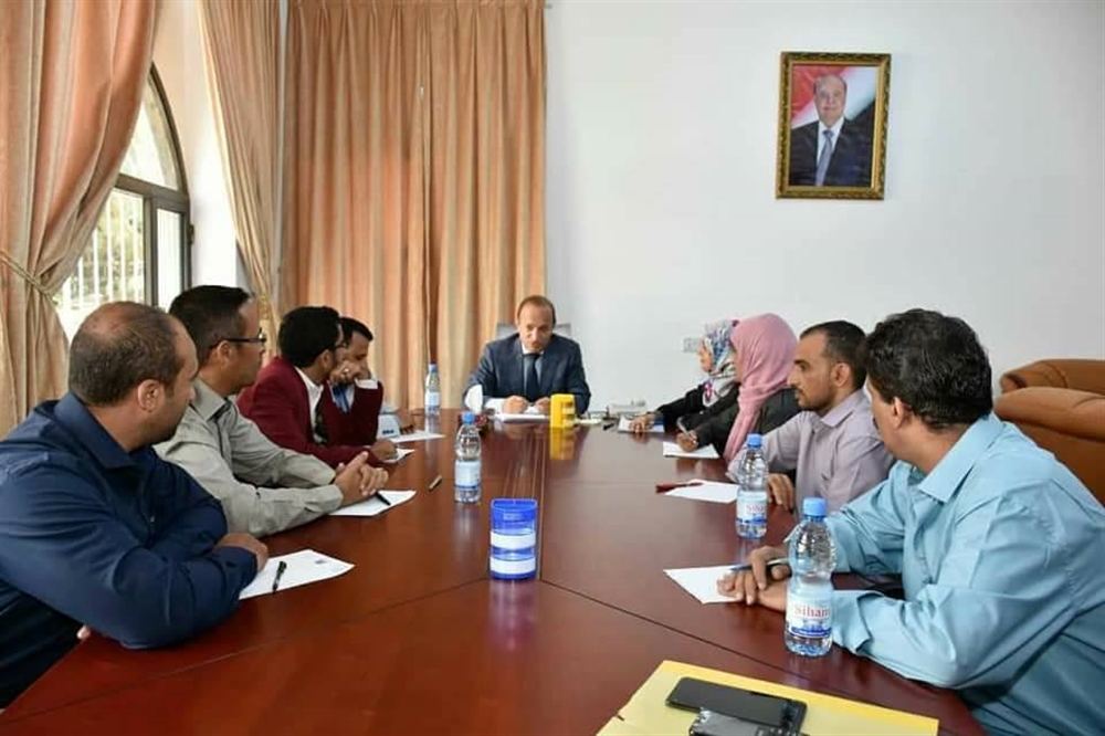 محافظ تعز يؤكد على حرية الصحافة واحترام الرأي ويعتبر الجيش خط أحمر