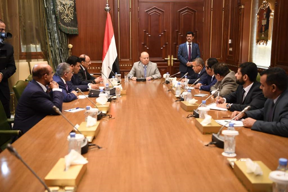 الرئيس "هادي" يوجه باتخاذ التدابير اللازمة لمواجهة انهيار العملة