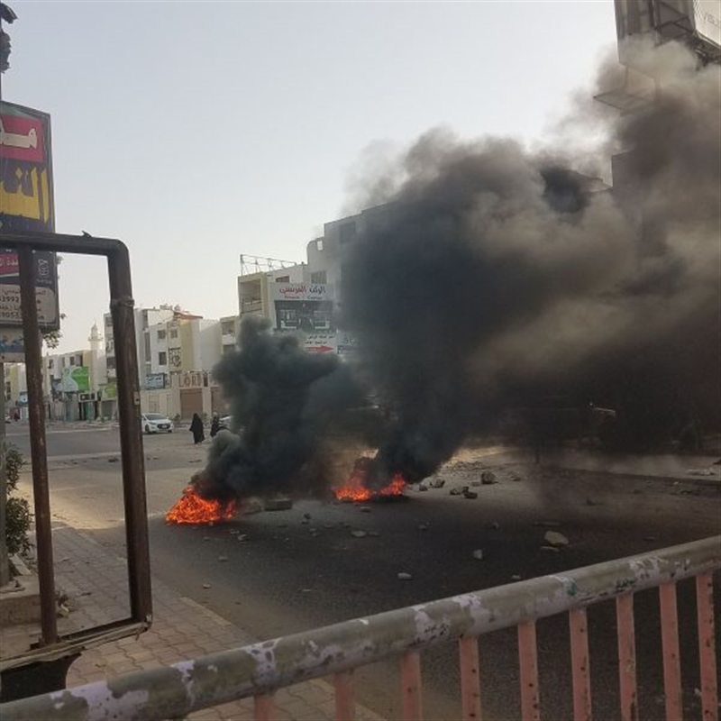 عدن: احتجاجات غاضبة  وأعمال شغب بسبب تردي الوضع الاقتصادي