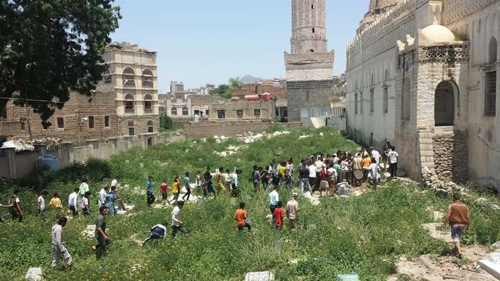 تعز : تشييع  المصور الطاهري.. وناشطون يعتبرون الدفن قبل عرضه على الطبيب الشرعي إخفاء لمعالم الجريمة