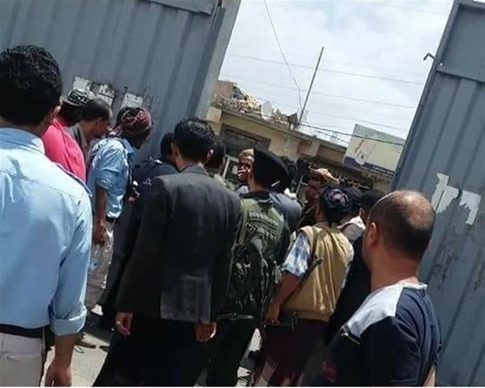 الحوثيون يغلقون ثلاثة مصانع للمياه المعدنية في صنعاء (فيديو)