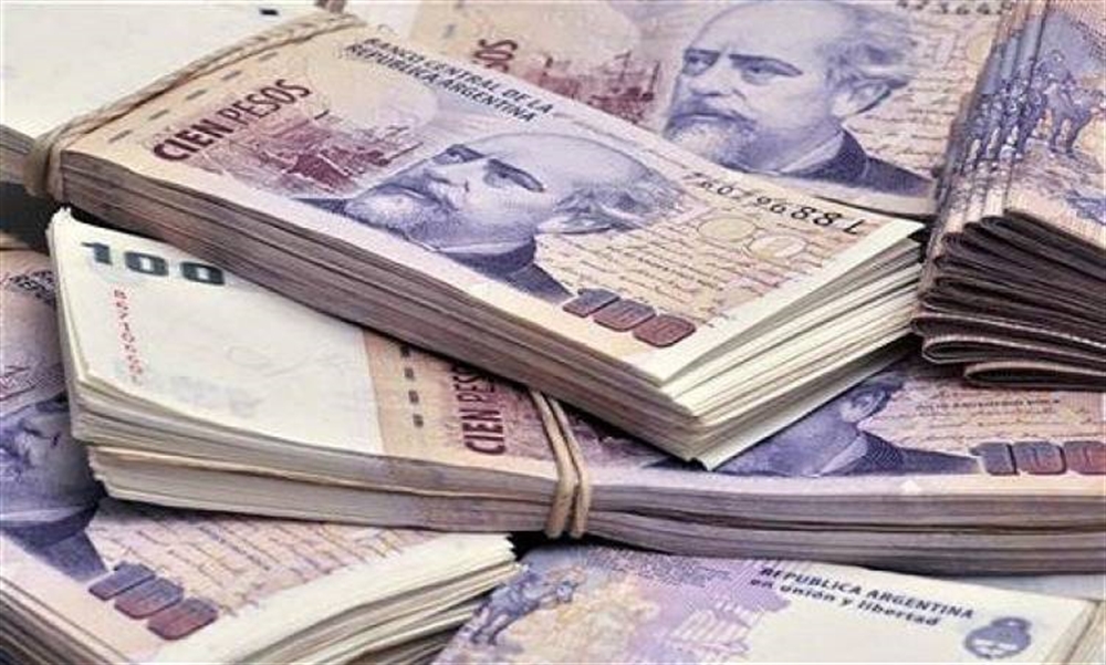 الأرجنتين تواجه انهيار عملتها بإلغاء نصف الوزارات