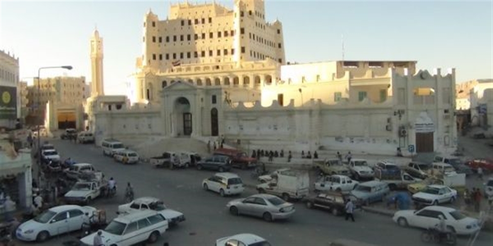 معلمو وادي حضرموت يرفعون الشارات الحمراء مطالبين بزيادة وراتبهم