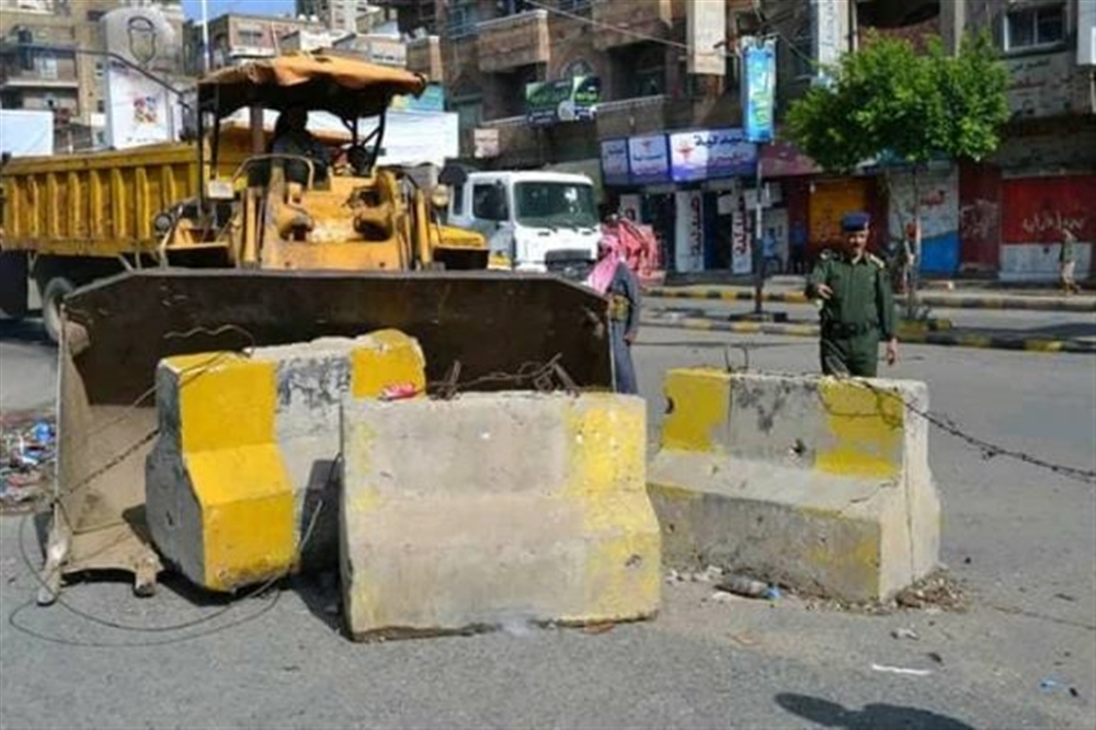تعز: لجنة أمنية تزيل عددا من الحواجز والاستحداثات المسلحة وسط المدينة