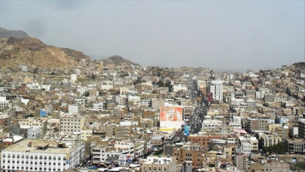 عصابة مسلحة تسطو على محل لبيع الذهب وتنهب بعض محتوياته وسط تعز