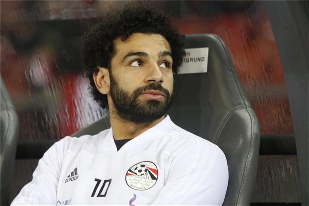شاهد.. هكذا تعامل "صلاح" مع مُعجبة انهارت باكية فور رؤيته