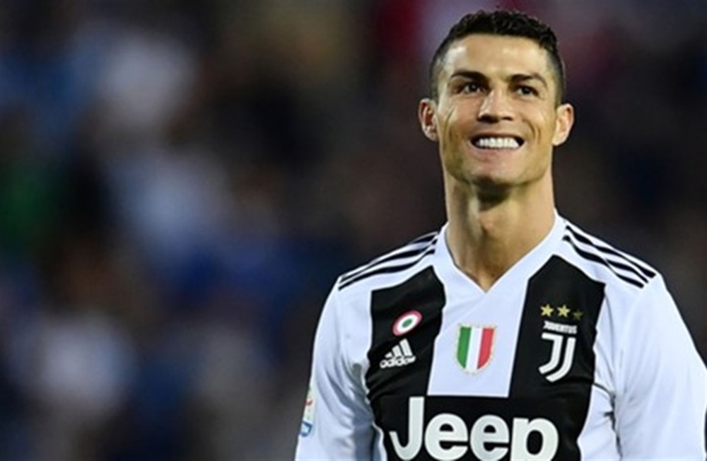 رونالدو يرشح 5 لاعبين للكرة الذهبية.. ويُبعد اسم غريمه ميسي