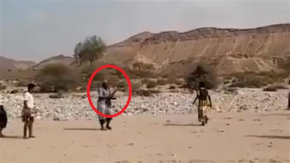 شاهد.. حكم مباراة في اليمن يستخدم الرصاص بدلا من الصافرة!