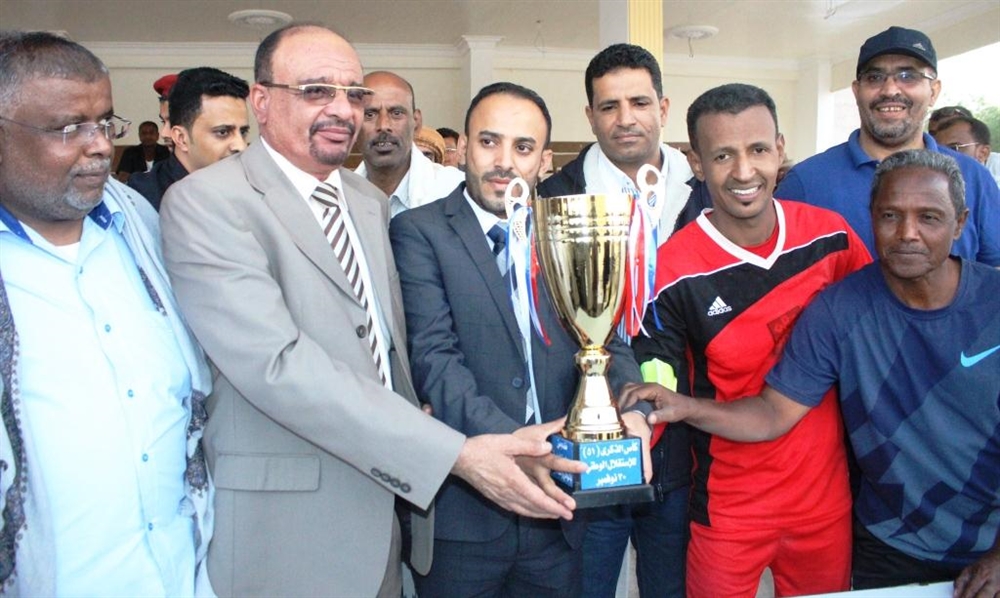 نائب وزير الشباب يكرم نادي وحدة تريم بكاس العيد الوطني 30 نوفمبر