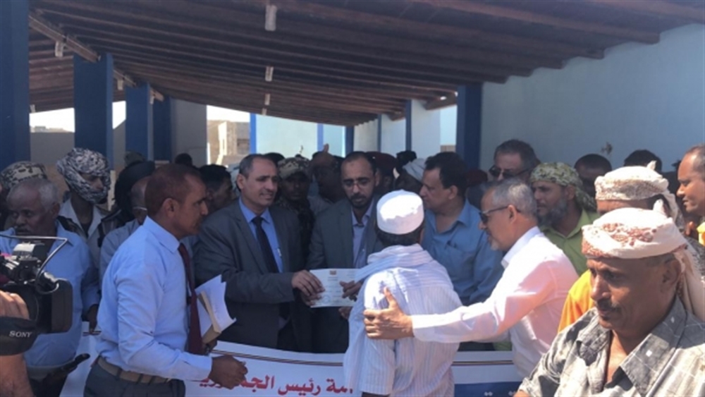 وزير الثروة السمكية والوكيل المخلافي يدشنان توزيع قوارب للصيادين بمديرية ذوباب