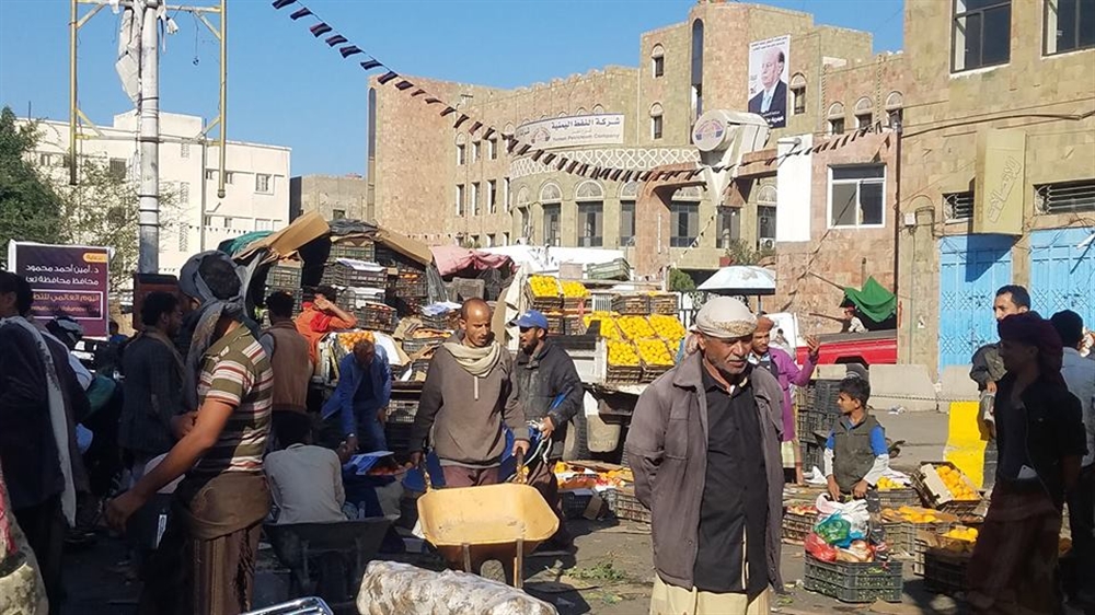 احتجاجا على عدم حمايتهم ..بائعي الخضار ينقلون سوقهم الى أمام ديوان محافظة تعز