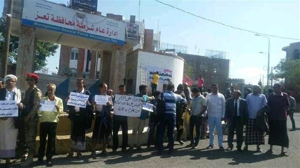 تعز: محتجون يطالبون بالقبض على المتورطين بدفن جنود في مقابر جماعية