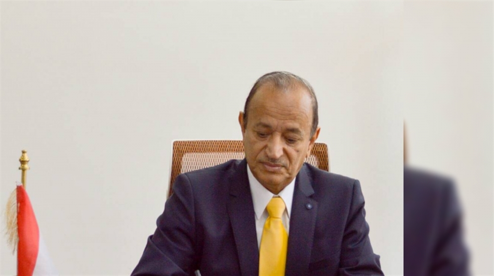 بعد احتجاجات واتهامه بالتواطوء ..محافظ تعز يشكل لجنة قضائية للتحقيق في المقابر الجماعية