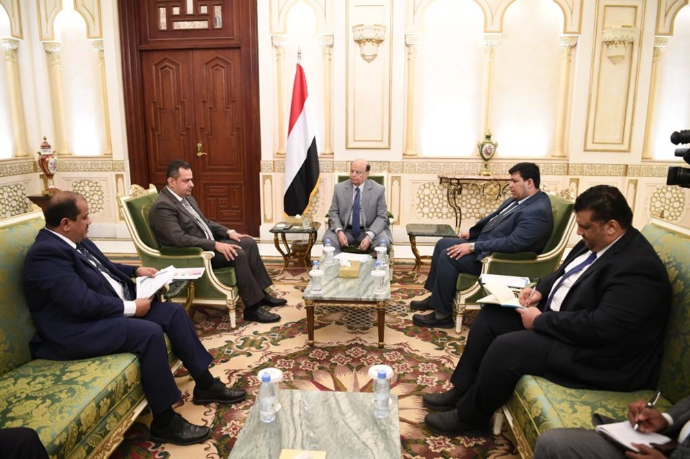 الرئيس "هادي" يشدد على ضرورة إعادة تشغيل القطاعات النفطية وتعزيز البُنى التحتية