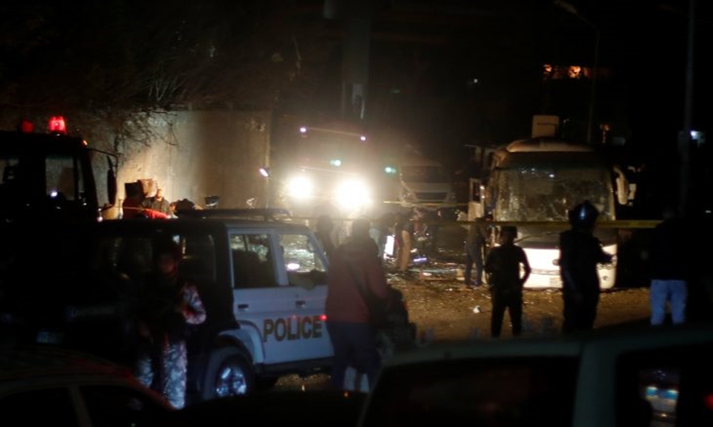 مصر.. قتلى وجرحى في تفجير استهدف حافلة سياحية بالقاهرة