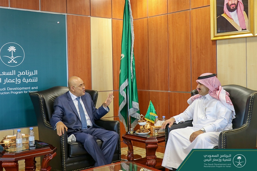 محافظ تعز يبحث مع السفير السعودي استئناف عمل المشاريع المتوقفة  في المحافظة