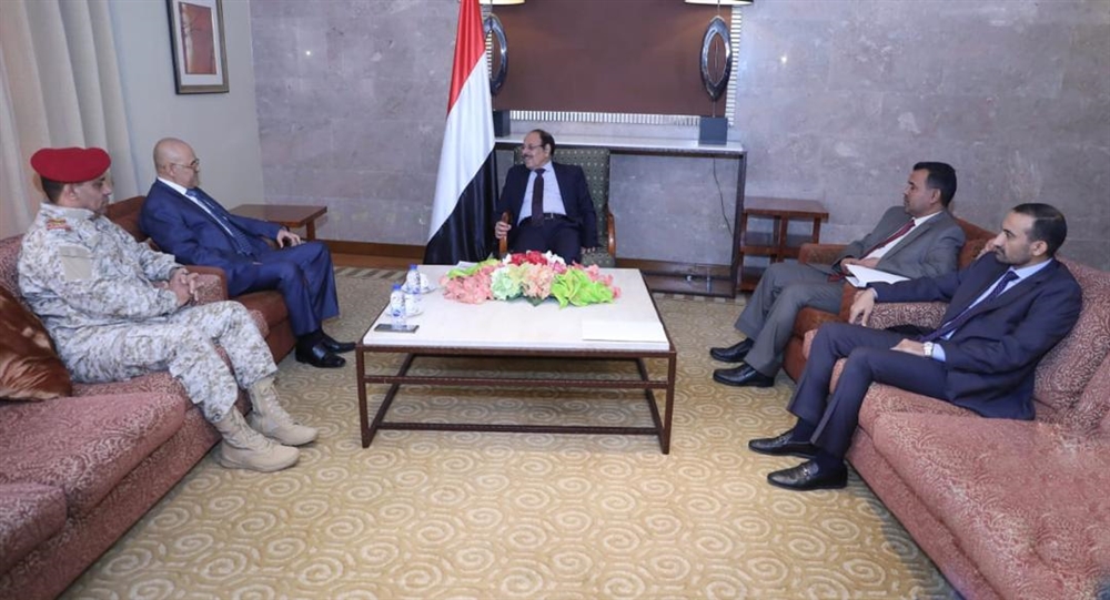 نائب الرئيس يحث محافظ تعز على ضرورة رص الصفوف لاستكمال التحرير