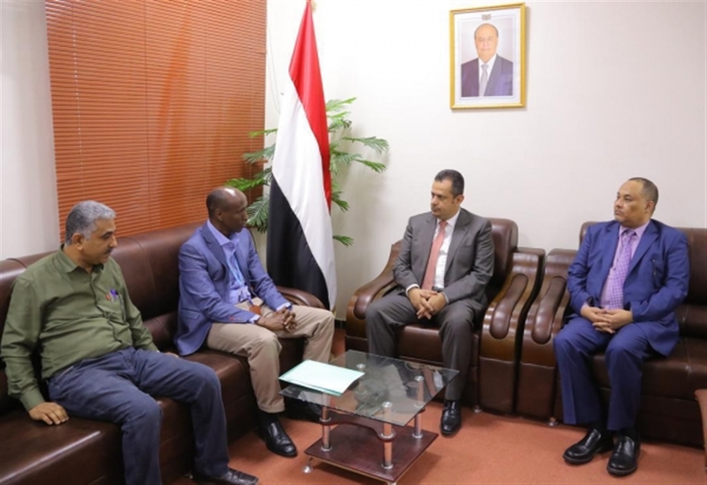 رئيس الحكومة يؤكد تسهيل إصدار التأشيرات الخاصة بالموظفين الدوليين في اليمن