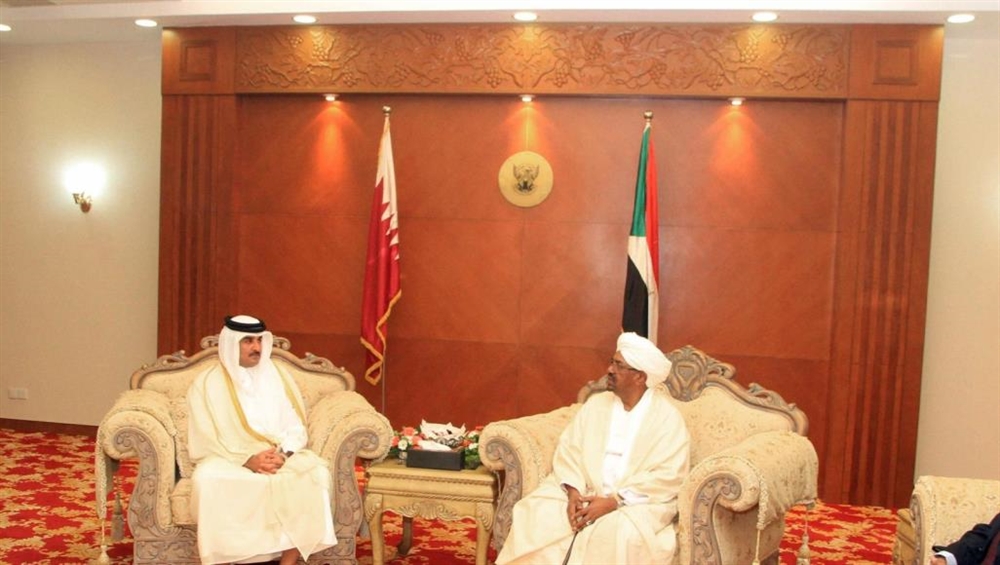 البشير في قطر، والمظاهرات متواصلة في السودان
