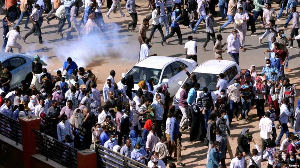الشرطة السودانية تطلق الغاز المسيل للدموع لتفريق مئات المحتجين في أم درمان
